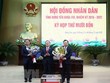 Bí thư Tỉnh ủy Hưng Yên Đỗ Tiến Sỹ tặng hoa chúc mừng ông Nguyễn Hùng Nam (bên trái) giữ chức Phó Chủ tịch Ủy ban Nhân dân tỉnh Hưng Yên nhiệm kỳ 2016-2021.