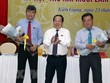 Trao tặng hoa chúc mừng ông Nguyễn Lưu Trung (bên trái) giữ chức vụ Phó Chủ tịch UBND tỉnh. (Ảnh: Lê Sen/TTXVN).