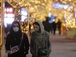 Người dân đeo khẩu trang phòng lây nhiễm COVID-19 tại Moskva, Nga, ngày 23/12/2020. (Ảnh: THX/ TTXVN).