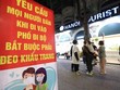 Tại các lối ra vào của phố đi bộ bờ hồ thuộc quận Hoàn Kiếm (Hà Nội) đều có chốt chặn của lực lượng chức năng nhằm tuyên truyền, nhắc nhở và xử phạt người dân không tuân thủ, quy định đeo khẩu trang phòng chống dịch. (Ảnh: Thành Đạt/TTXVN).