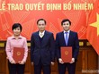 Thứ trưởng Lê Hoài Trung trao quyết định và chúc mừng các cán bộ được bổ nhiệm giữ chức vụ mới.