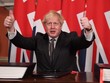 Thủ tướng Anh Boris Johnson ký thỏa thuận chính thức. Ảnh: The Guardian.