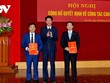 Phó Chủ tịch Thường trực UBND tỉnh Nguyễn Thế Phước trao Quyết định điều động của UBND tỉnh cho ông Bùi Ngọc Hùng và Lê Ngọc Minh.
