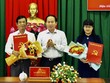 Bí thư Tỉnh ủy Hậu Giang Lê Tiến Châu trao Quyết định cho ông Sầm Hoàng Minh và bà Nguyễn Thị Thùy Linh.
