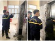 Đội cứu hộ tiến hành phá dỡ một phần thang máy để đưa thi thể nạn nhân ra ngoài.