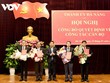 Ông Lương Nguyễn Minh Triết, Phó Bí thư Thường trực Thành ủy Đà Nẵng trao Quyết định và tặng hoa chúc mừng các thành viên được bổ nhiệm giữ chức vụ mới.