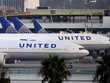 Máy bay của Hãng hàng không United Airlines tại sân bay quốc tế Los Angeles, California, Mỹ. (Ảnh: AFP/TTXVN).