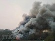 Đám cháy tạo ra cột khói đen bốc cao hàng chục mét. (Ảnh: Nguyễn Thắng/TTXVN).