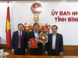 Ông Trần Văn Phúc (giữa) nhận Quyết định bổ nhiệm từ lãnh đạo tỉnh Bình Định.