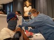Nhân viên y tế tiêm vắcxin ngừa COVID-19 cho người dân tại New York. (Ảnh: THX/TTXVN).