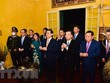Lãnh đạo thành phố Hà Nội dâng hương tưởng nhớ Chủ tịch Hồ Chí Minh. (Ảnh: Nguyễn Cúc/TTXVN).