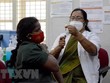 Nhân viên y tế tiêm vắcxin phòng COVID-19 cho người dân tại Bangalore, Ấn Độ. (Ảnh: THX/TTXVN).