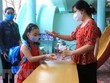 Đo thân nhiệt, rửa tay cho trẻ trước khi vào lớp. (Ảnh minh họa: Lê Thúy Hằng/TTXVN).