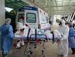 Nhân viên y tế chuyển bệnh nhân COVID-19 tới bệnh viện tại Manaus, bang Amazon, Brazil ngày 14/1/2021. (Ảnh: AFP/TTXVN).