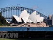 Người dân đeo khẩu trang phòng dịch COVID-19 tại Sydney, Australia. (Ảnh: THX/TTXVN).