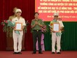 Giám đốc Công an tỉnh Bình Định trao quyết định của Bộ trưởng Bộ Công an cho Thượng tá Ngô Cự Vinh (thứ nhất bên trái sang) và Đại tá Lê Hồng Thái, Trưởng Phòng, Cục C05, Bộ Công an.