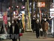 Người dân đeo khẩu trang phòng lây nhiễm COVID-19 tại Tokyo, Nhật Bản. (Ảnh: THX/TTXVN).