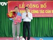 Ông Đồng Văn Thanh- Phó Bí thư Tỉnh ủy, Chủ tịch UBND tỉnh Hậu Giang trao Quyết định cho ông Lê Công Khanh.
