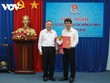 Ông Lương Đình Tiên (bên phải) nhận quyết định từ Trưởng Ban Tổ chức Tỉnh ủy Bình Định.