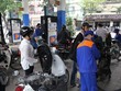 Nhân viên Petrolimex đang bán xăng cho khách hàng. (Ảnh: Đức Duy/Vietnam+).