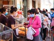 Người dân TP.HCM mua bánh mì tại ABC Bakery (Ảnh: H.Phúc).