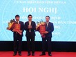 Ông Hoàng Quốc Khánh, Chủ tịch UBND tỉnh Sơn La trao quyết định bổ nhiệm cho ông Hà Như Huệ (phải) và ông Trần Đắc Thắng.