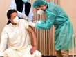 Thủ tướng Pakistan Imran Khan tiêm mũi vaccine đầu tiên ngừa Covid-19. (Ảnh: www.news.cn).
