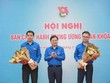 Ông Nguyễn Anh Tuấn - Ủy viên Trung ương Đảng, Bí thư thứ nhất Trung ương Đoàn chúc mừng ông Nguyễn Tường Lâm (phải) và ông Ngô Văn Cương (trái) vừa được bầu tham gia Ban Bí thư Trung ương Đoàn. (Nguồn: doanthanhnien.vn).