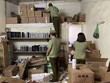 Lực lượng Quản lý thị trường Hà Nội kiểm tra kho hàng nghi chứa mỹ phẩm nhập lậu. (Ảnh: PV/Vietnam+).