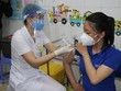 Tiêm vaccine phòng COVID-19 tại Hải Dương. (Ảnh: Mạnh Minh/TTXVN).