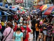 Người dân đeo khẩu trang phòng dịch COVID-19 tại Manila, Philippines. (Ảnh: THX/TTXVN).