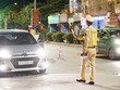 Cảnh sát giao thông dừng phương tiện để kiểm tra nồng độ cồn đối với các lái xe. (Ảnh: Xuân Tư/TTXVN).