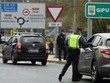 Cảnh sát kiểm tra các phương tiện tại cửa khẩu biên giới Pháp-Tây Ban Nha. (Nguồn: AFP/TTXVN).