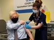 Thủ tướng Anh - Boris Johnson tiêm vaccine ngừa Covid-19 (Ảnh: AFP).
