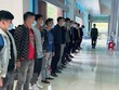 Các công dân Trung Quốc nhập cảnh trái phép bị tạm giữ tại Đồn biên phòng cửa khẩu Trà Lĩnh, huyện Trùng Khánh, tỉnh Cao Bằng. (Ảnh: TTXVN phát).