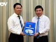 Chủ tịch UBND TPHCM Nguyễn Thành Phong (phải) trao quyết định cho ông Trần Hoàng Quân.