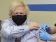 Nhân viên y tế tiêm vaccine ngừa COVID-19 cho Thủ tướng Anh Boris Johnson tại bệnh viện ở London, ngày 19/3/2021. (Ảnh: THX/TTXVN).