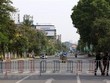 Cảnh sát phong tỏa một tuyến đường nhằm ngăn chặn sự sự lây của dịch COVID-19 tại Phnom Penh, Campuchia. (Ảnh: THX/TTXVN).