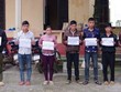 Các đối tượng tổ chức đưa 6 công dân vượt biên trái phép bị bắt giữ. (Ảnh: TTXVN phát).