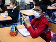 Đeo khẩu trang cho học sinh là quy định bắt buộc trong các trường học ở Pháp. Ảnh: Deutsche Welle.