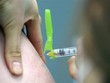 Nhân viên y tế tiêm vaccine Pfizer phòng COVID-19 cho người dân tại Busan, Hàn Quốc, ngày 3/3/2021. (Nguồn: Yonhap/TTXVN).