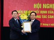 Trưởng Ban Tuyên giáo Trung ương - Nguyễn Trọng Nghĩa (trái) trao quyết định cho ông Phùng Xuân Nhạ. (Ảnh: Trọng Phú).