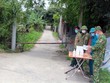 Lập chốt kiểm soát dịch bệnh tại thôn Nội Đọ, xã Bắc Lý, huyện Lý Nhân - nơi ở của bệnh nhân COVID- 19 vừa được xác nhận. (Ảnh: Đại Nghĩa/TTXVN).