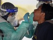 Nhân viên y tế lấy mẫu xét nghiệm COVID-19 cho người dân tại Kuala Lumpur, Malaysia. (Nguồn: AFP/TTXVN).