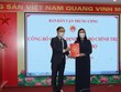 Bà Bùi Thị Minh Hoài trao quyết định cho ông Phạm Tất Thắng.