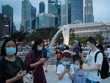 Người dân Singapore đeo khẩu trang nơi công cộng để phòng chống Covid-19.