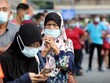 Người dân xếp hàng chờ làm xét nghiệm tại thành phố Klang, Malaysia. (Ảnh: Reuters).
