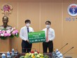 Đại diện Vietcombank, đ/c Nghiêm Xuân Thành – UV BCH TW Đảng, Uỷ viên BTV Đảng ủy khối DNTW, Bí thư Đảng ủy, Chủ tịch HĐQT Vietcombank (bên phải) đã trao 25 tỷ đồng hỗ trợ mua vắc xin phòng COVID-19 cho GS.TS. Nguyễn Thanh Long - UV BCH TW Đảng, Bộ trưởng Bộ Y tế.