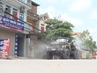 Lực lượng quân đội tiến hành phun khử khuẩn đường phố thị xã Mỹ Hào. (Ảnh: Đinh Tuấn/TTXVN).
