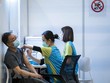 Nhân viên y tế tiêm vaccine ngừa COVID-19 cho người dân tại Hong Kong, Trung Quốc, ngày 23/2/2021. (Ảnh: AFP/TTXVN).